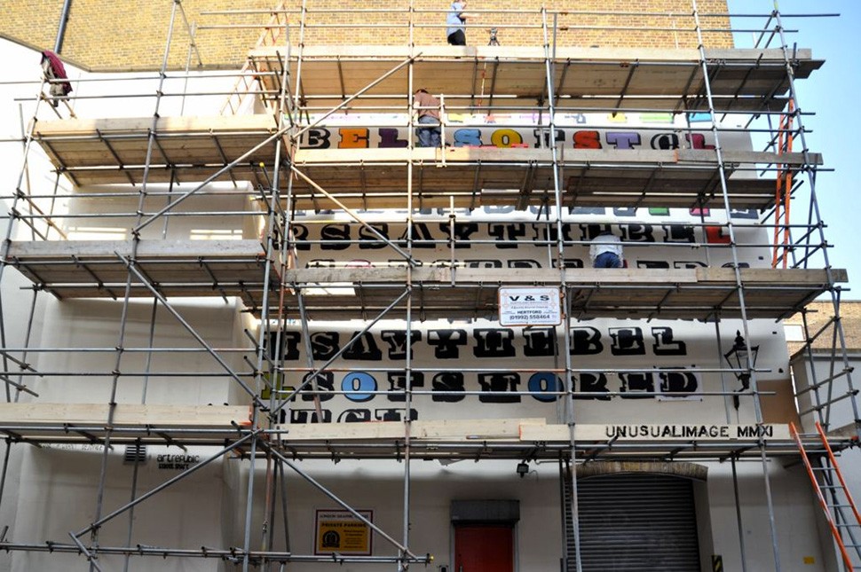Ben-Eine-london-letter-building-graffiti-spray-bomb-wall-painting-street-art-urbain-2011-web
