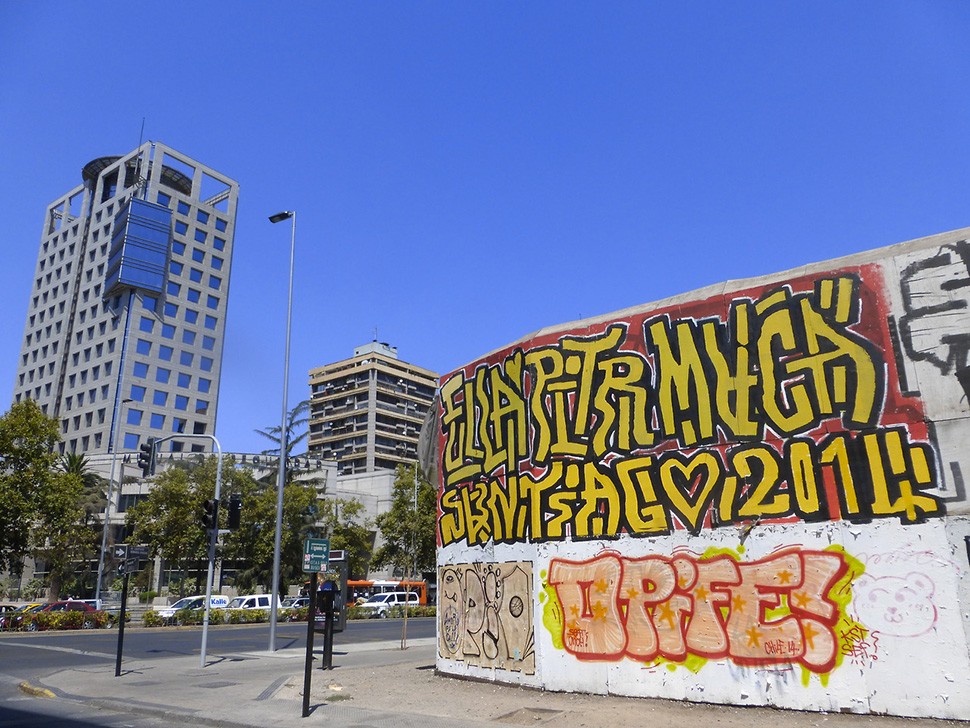 Ella-&-Pitr-Chilie-santiago-graffiti-happy-piece-art-ubrain-les-papiers-peintres-2014_5-web