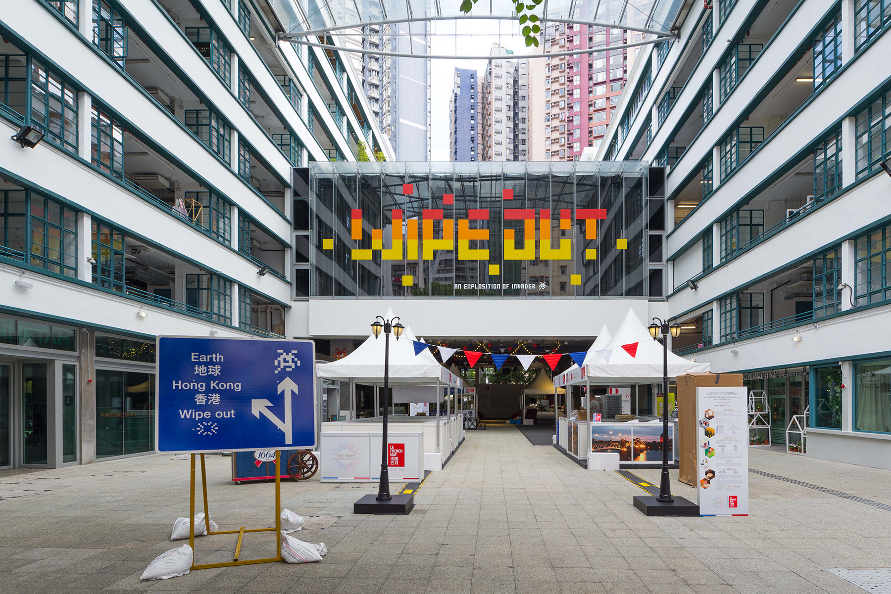 invader-wipe-out-an-explosition-of-invader-in-hong-kong-hoca-foundation-PMQ-alias-street-art-blog-stickers_guide_carte_invasion_livre-24
