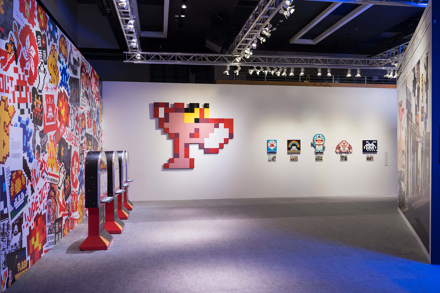 invader-wipe-out-an-explosition-of-invader-in-hong-kong-hoca-foundation-PMQ-alias-street-art-blog-stickers_guide_carte_invasion_livre-7