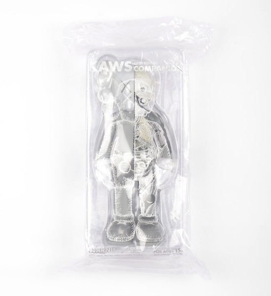 Entitled "Companion (Flayed Grey)", this art toys by Kaws is an open edition. Made in 2016, format is 10,6 x 4,3 inches (27 x 11 cm). The work is sold in its original box.