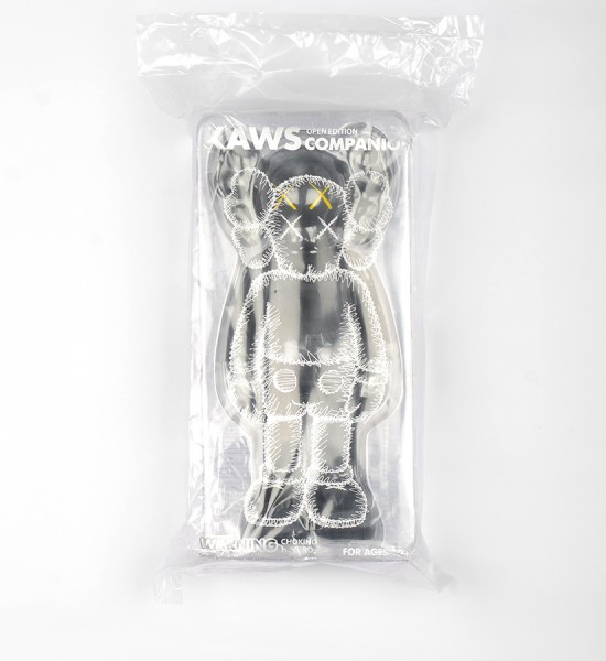 Entitled "Companion (Black)", this art toys by Kaws is an open edition. Made in 2016, format is 10,6 x 4,3 inches (27 x 11 cm). The work is sold in its original box.