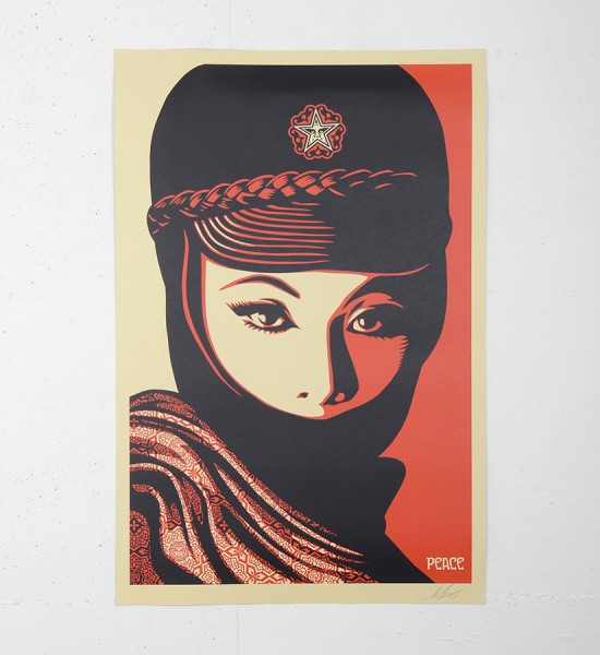 Entitled "Mujer fatale", this offset print by Shepard Fairey (Obey) is an open edition. Made in 2017, it is signed by the artist. Format : 24 x 36 inches (60,9 x 91,4 cm). The work is sold unframed.