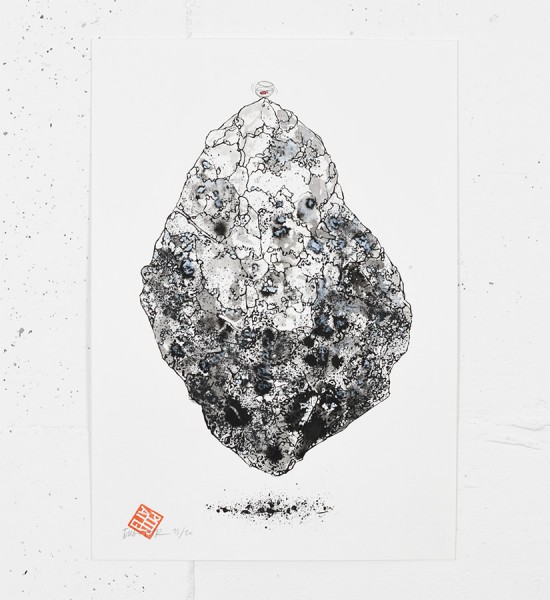 Entitled "Caillou d'Utsira", this screen print is enhanced by Ella & Pitr. It's an edition of 20. After printing, the artists paint over each copies, creating unique works of art. Made in 2016, it is signed and numbered by the artists. Format : 16,3 x 11,6 inches (41,5 x 29,7 cm). The work is sold unframed.